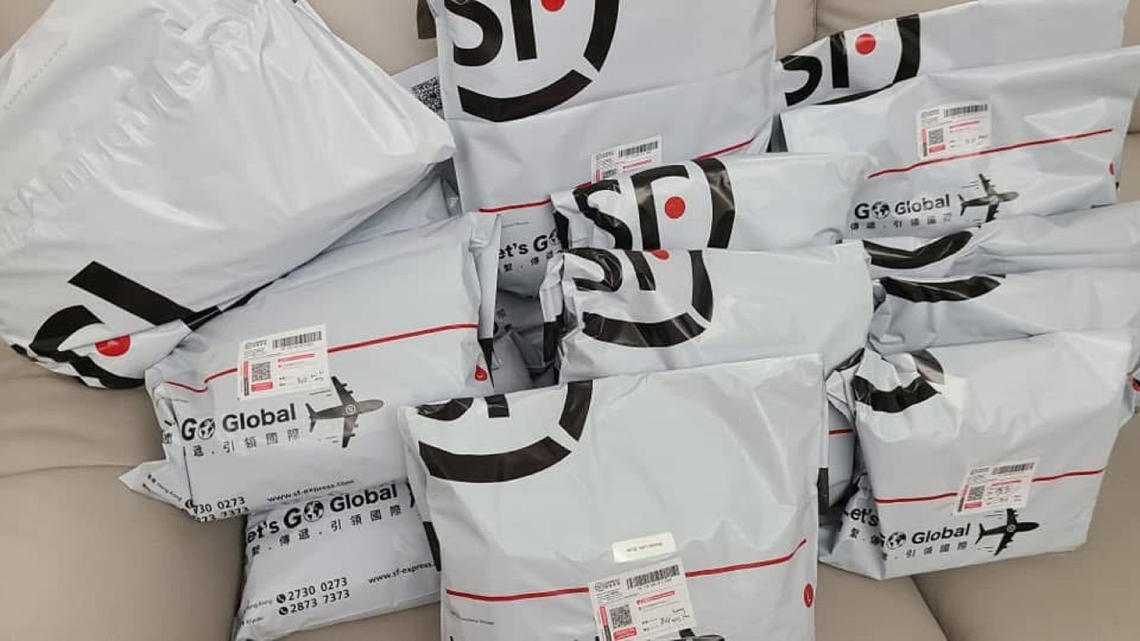 SF Express speedpostのラベルを貼ったGlobal EZshopの代行購入荷物